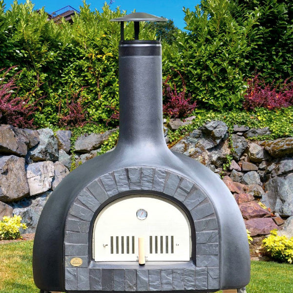 Outdoor pizza oven with stone design 